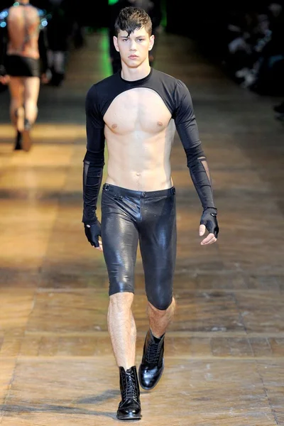 Look 16